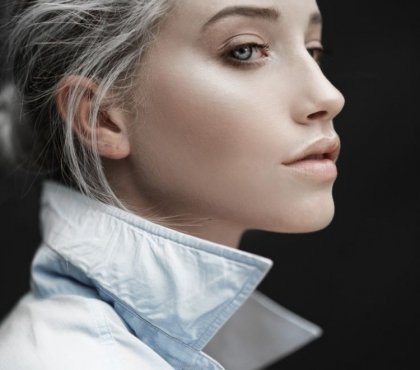 cheveux gris clair blond blanc maquillage nude- mode 2016