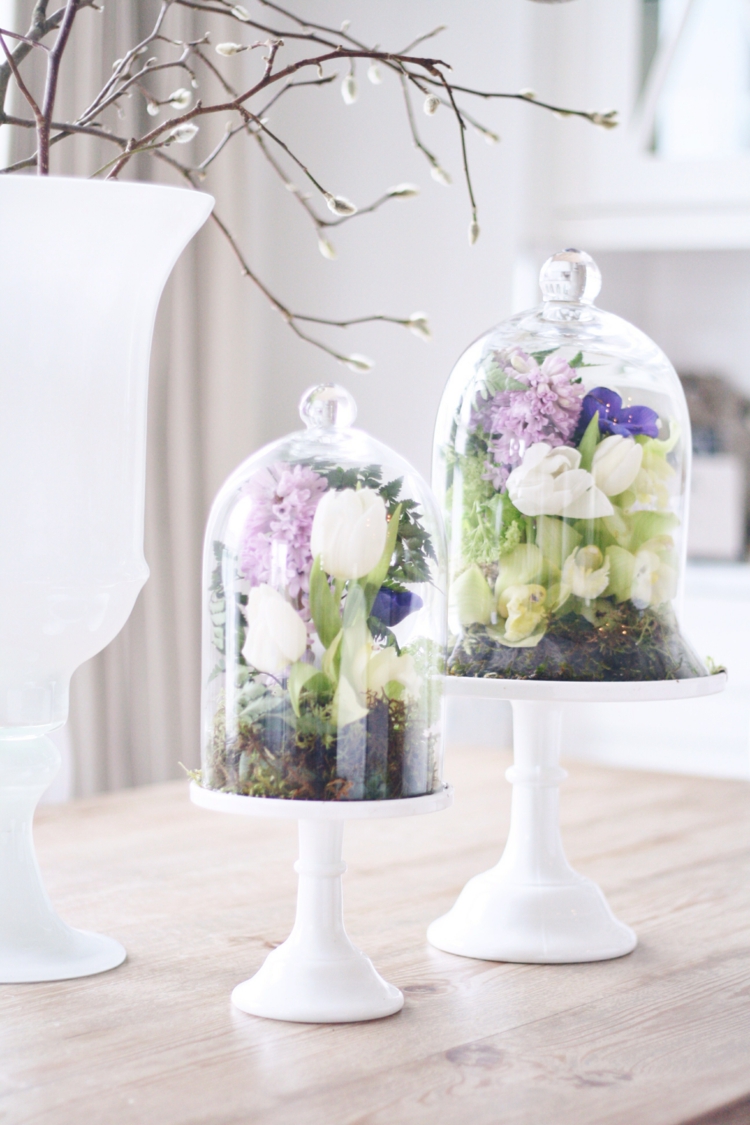 cloches en verre sur pied tulipes blanches orchidées vertes déco-table-mariage