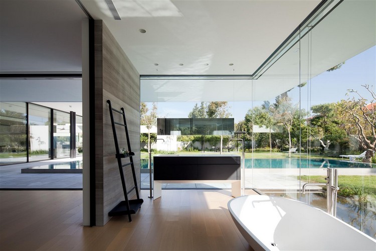 cloisons coulissantes vitrées -salle-bains-ultra-moderne-baignoire-ilot-vue-jardin