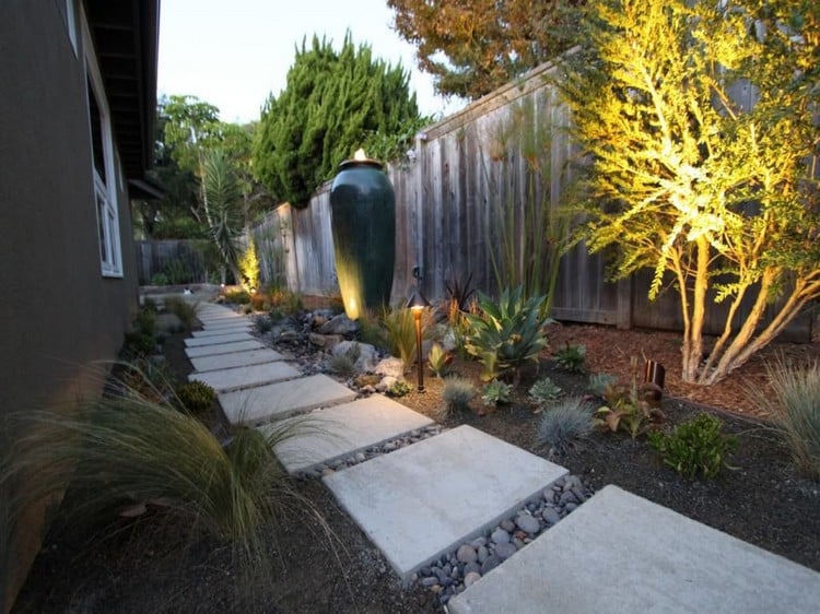 clôture bois moderne -bois-grisatre-aspect-naturel-allee-jardin-dalles-beton