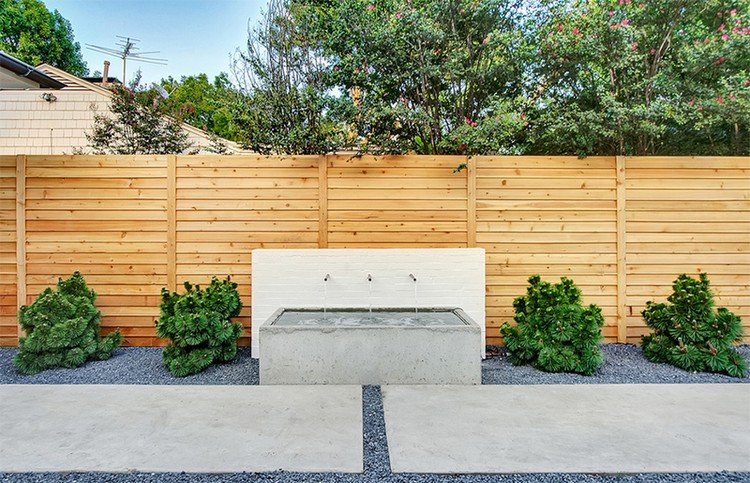 clôture bois moderne -lattes-bois-clair-fontaine-jardin-beton