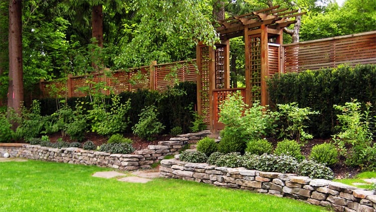 clôture bois moderne -porte-jardin-bois-pelouse-mur-soutenement-pierre