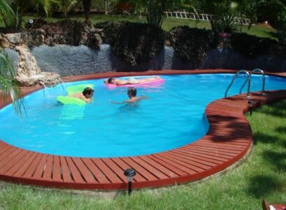 construire-piscine-extérieure-forme-deisgn-bordée-bois