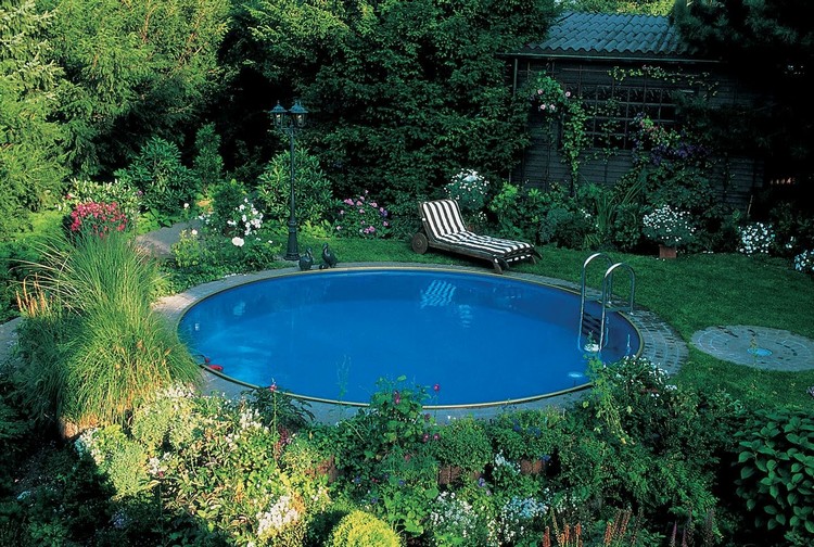 construire-piscine-ronde-jardin-végétation-sauvage