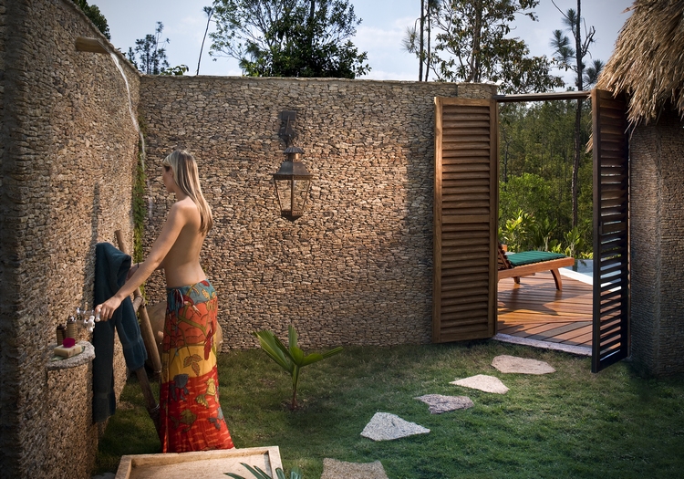 douche-jardin-design-de-luxe-mur-pierre-naturelle-pas-japonais