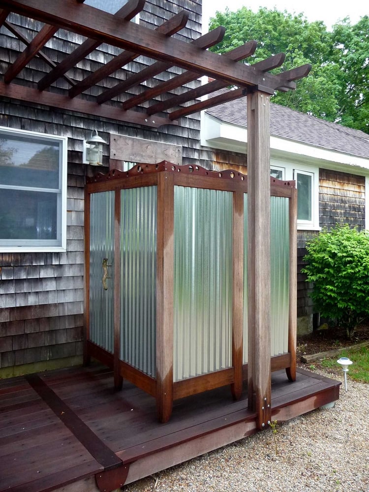douche de jardin à fabriquer soi-même cabine-bois-plexiglass