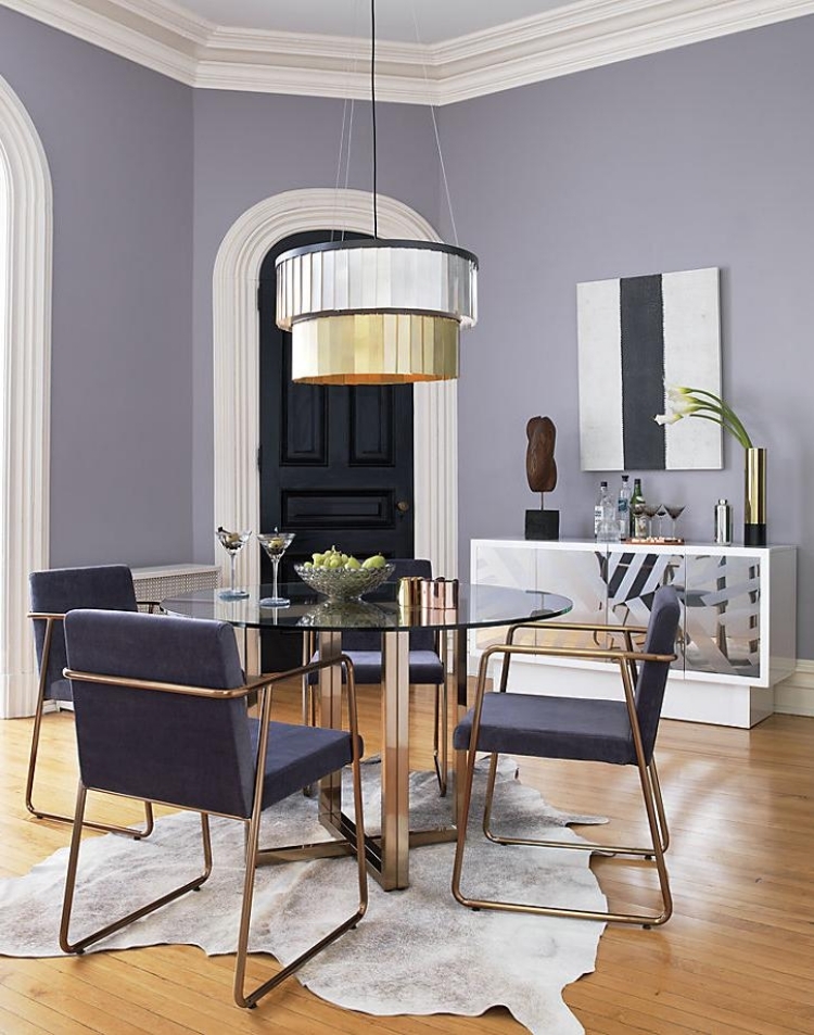 déco design table-ronde-laiton-chaises-murs-lilas