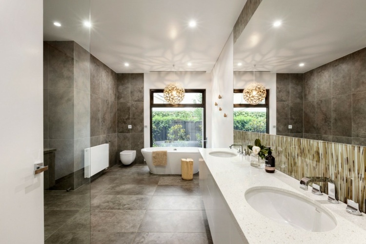 déco-noir-blanc-grand-miroir-motif-roseaux-lavabos-encastrés