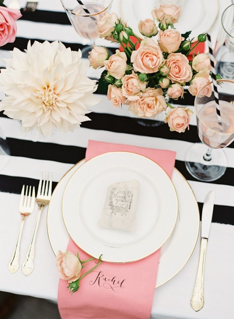 déco table Saint-Valentin -bouquet-roses-serviette-rose-nappe-rayures-noir-blanc
