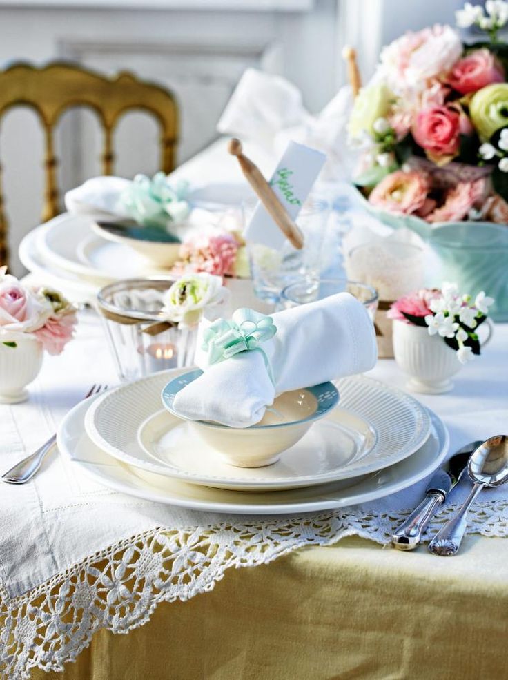déco table Saint-Valentin -chemin-table-dentelle-centre-table-fleurs-rond-serviette-fleur-vert-menthe