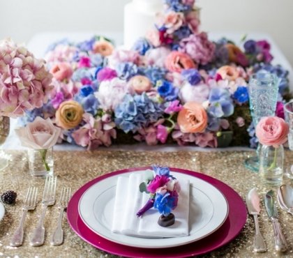 déco table Saint-Valentin -deco-florale-hortensias-renoncules-nappe-paillettes