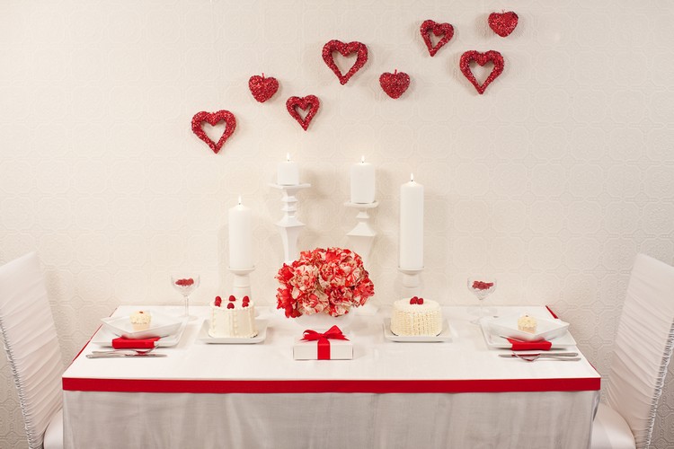 déco table Saint-Valentin -nappe-blanche-centre-table-floral-coeurs-decoratifs-rouges-gateau