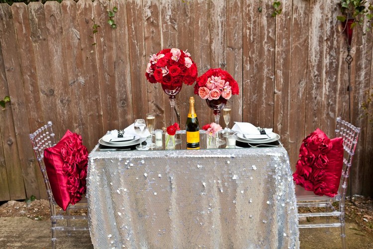 déco table Saint-Valentin -nappe-paillettes-argent-centre-table-roses-rouge-rose