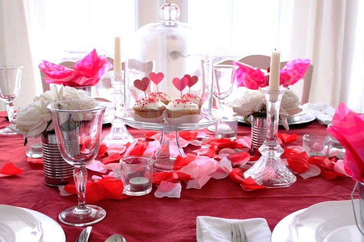 déco table Saint-Valentin -nappe-rouge-petales-roses-cupcakes-deco-coeurs