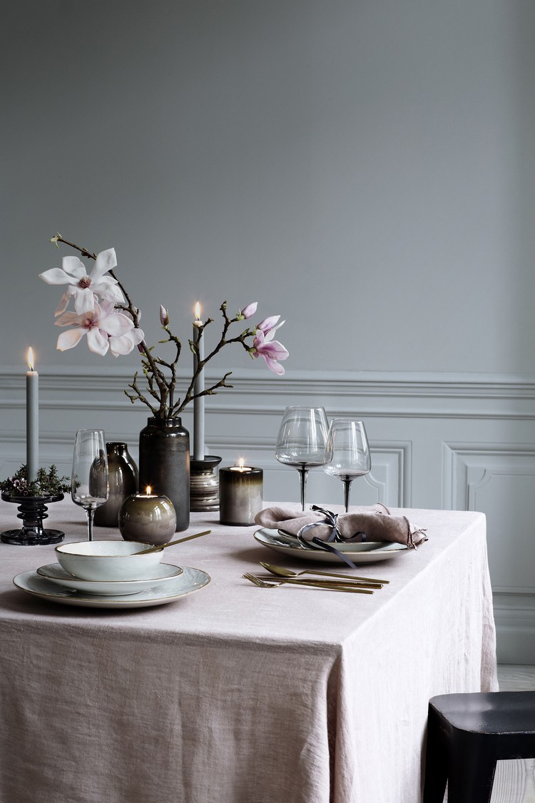 déco table Saint-Valentin -orchidees-nappe-tissu-chandelles-grises