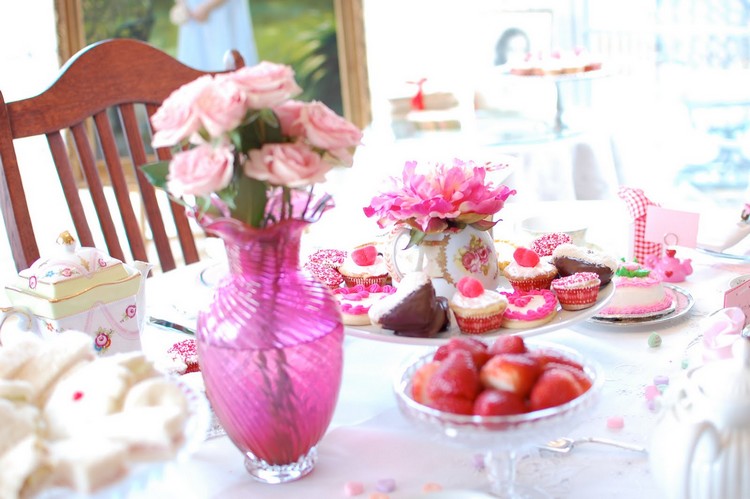 déco table Saint-Valentin -petit-dejeuner-deco-florale-vase-rose-cupcakes-fraises