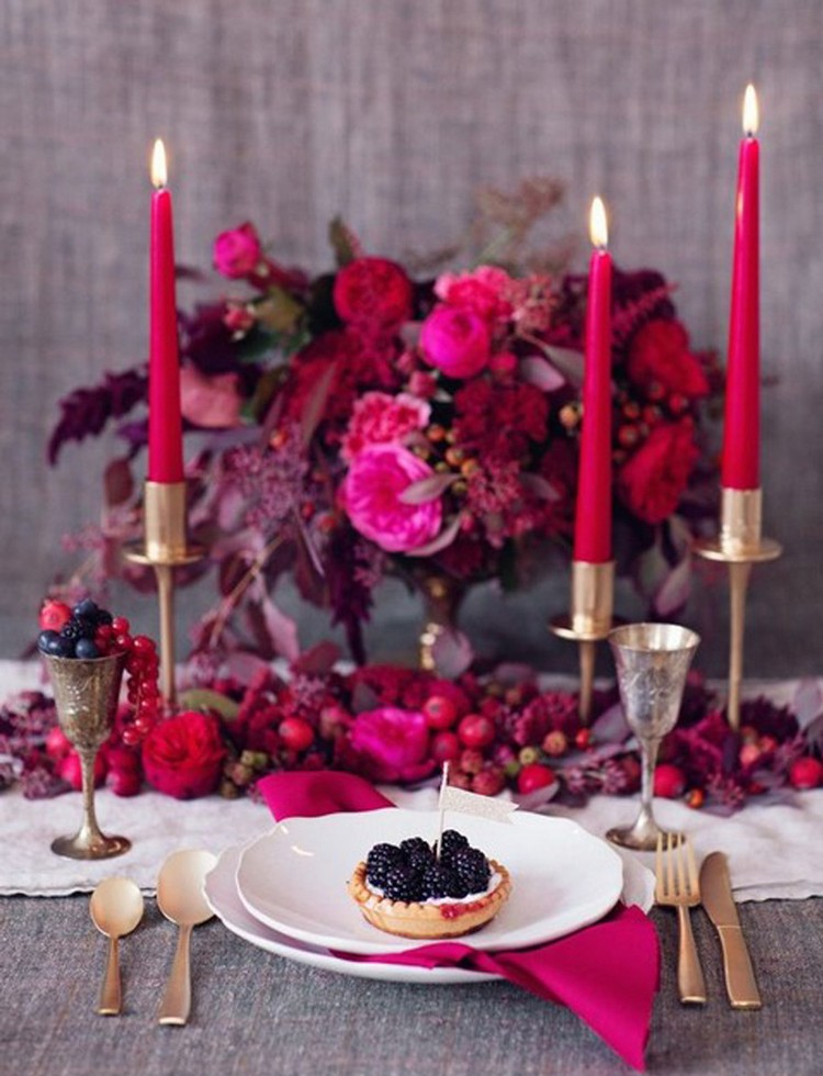 déco table Saint-Valentin -romantique-chandelles-cyclamen-bouquet-pivoines-chemin-table-baies-rouges-fleurs