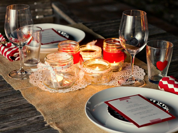 déco table Saint-Valentin -rustique-chemin-table-jute-petits-bocaux-bougies-rubans-motif-coeurs