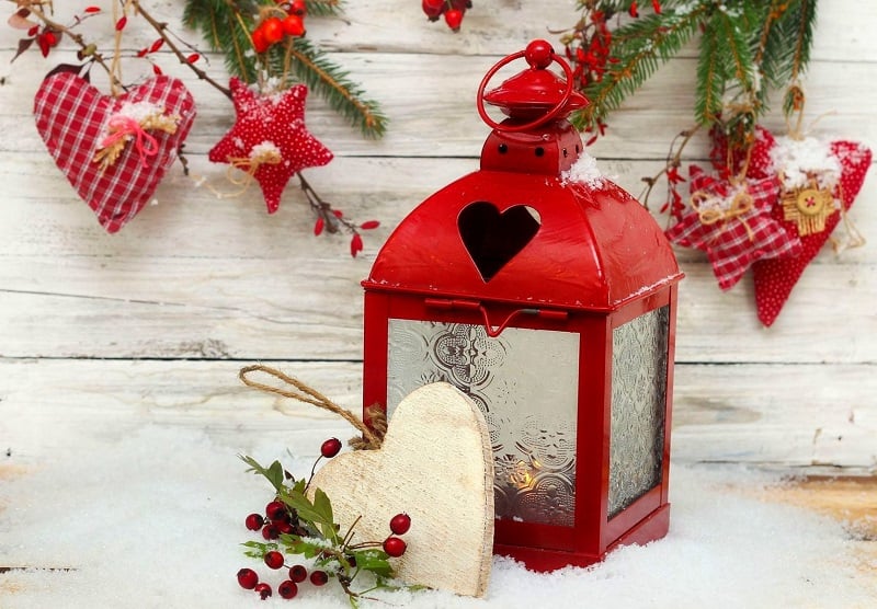 décoration Saint Valentin vintage-lanterne-rouge-métal-verre-coeurs