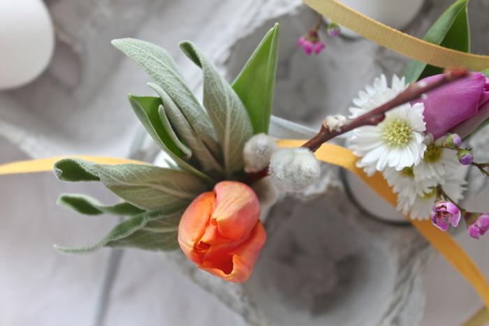 décoration de Pâques à fabriquer -fleurs-printemps-tulipes-chrysanthemes-saule-chat-mini-vases-coquilles-oeufs