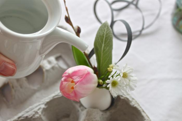 décoration de Pâques à fabriquer -mini-vase-suspendre-bouquet-fleurs-fraiches