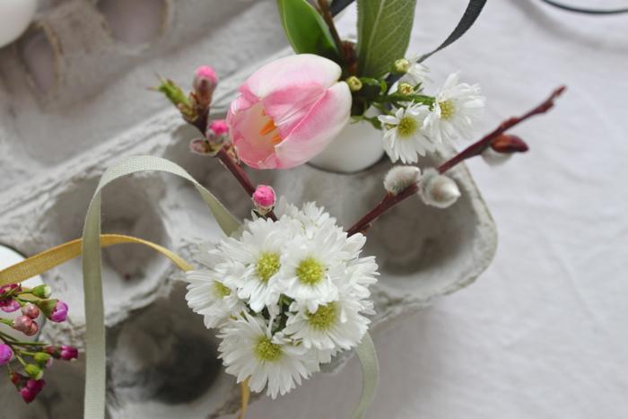 décoration de Pâques à fabriquer -vases-suspendus-coquiles-oeufs-videes-bouquets-fleurs-printanieres