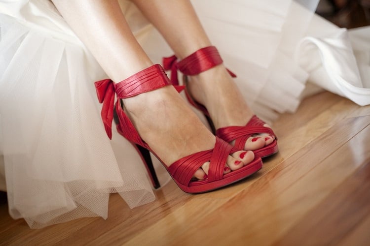 décoration-mariage-originale-avec-cuir-sandales-talons-hauts-cuir-écarlate