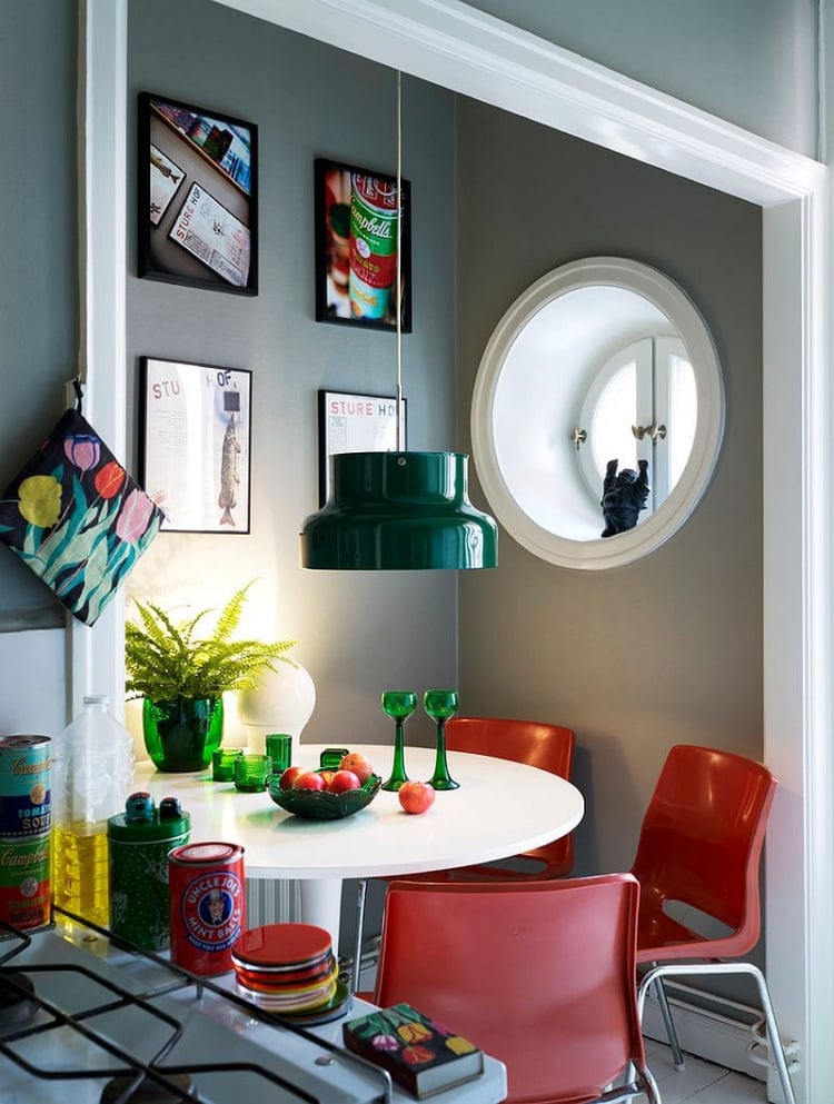 décoration-salle-manger-chaises-rouge-peinture-taupe
