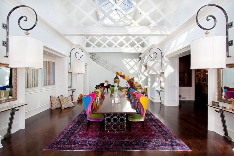 décoration-salle-manger-parquet-tapis-coloré-chaises