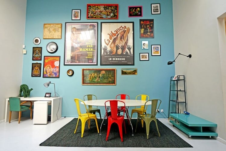 décoration-salle-manger-peinture-bleu-ciel-chaises-rouge-jaune