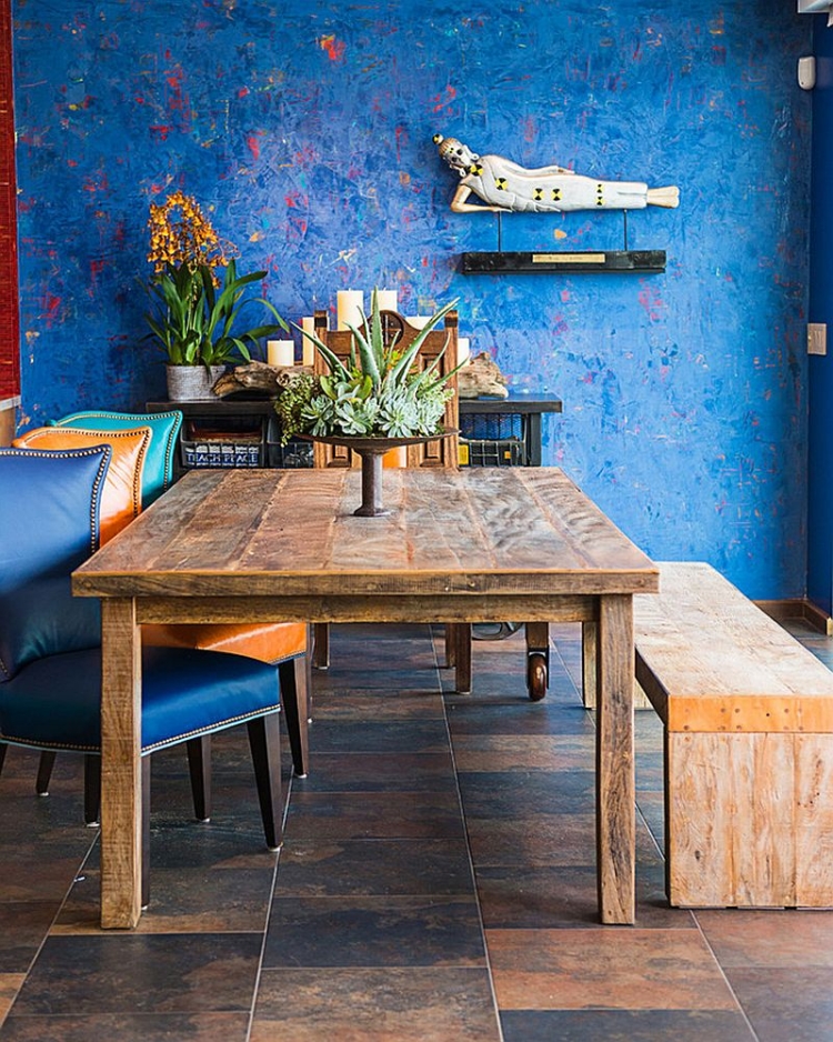 décoration-salle-manger-peinture-bleu-foncé-table-brut