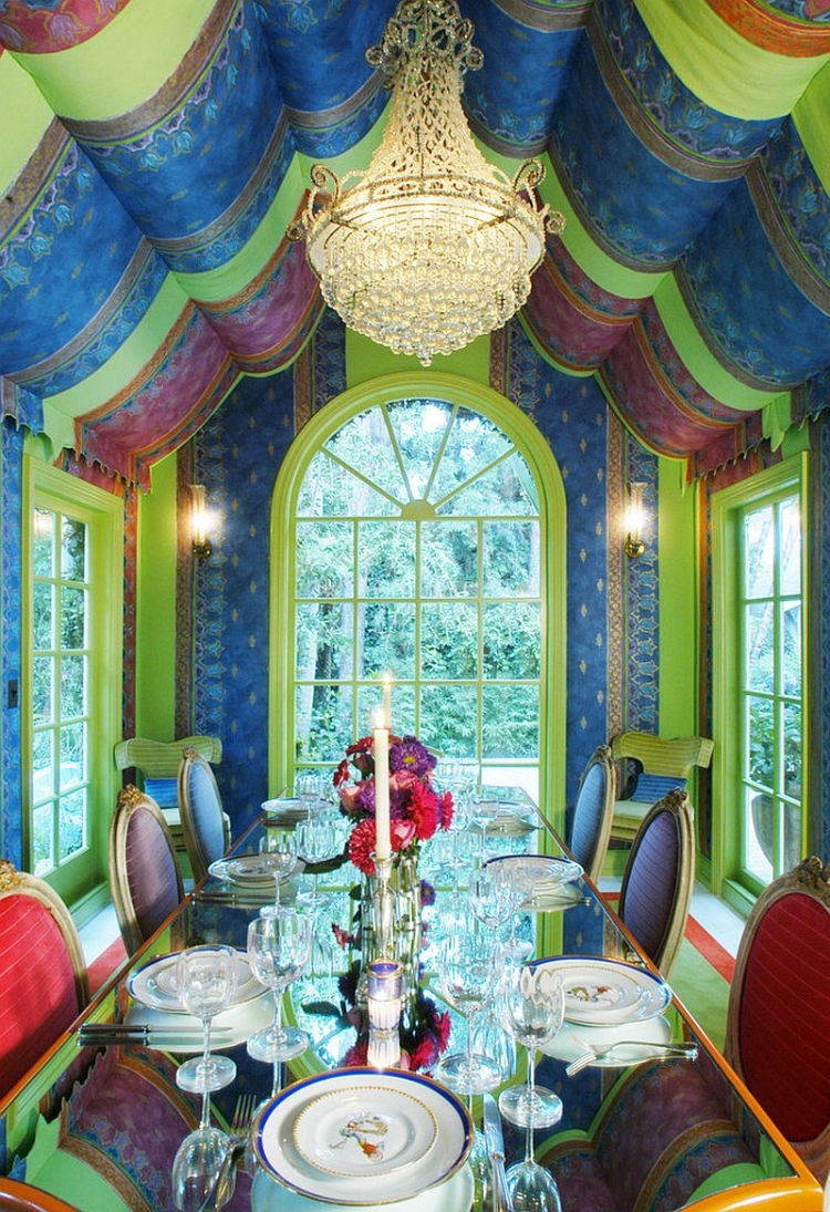 décoration-salle-manger-plafond-design-chaises-colorées