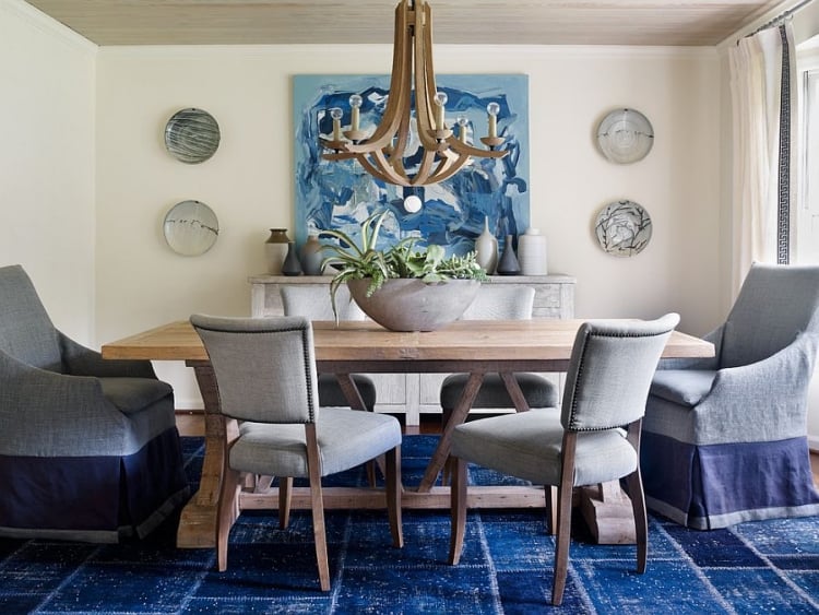 décoration-salle-manger-tapis-bleu-talbe-bois