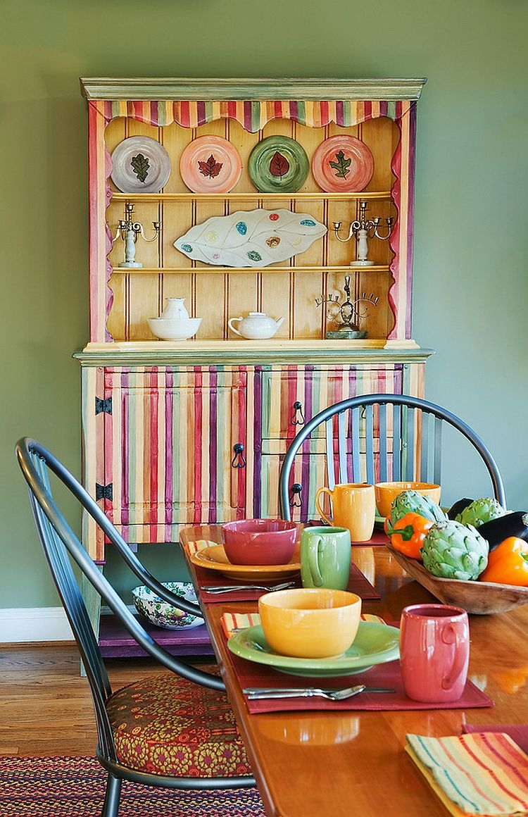 décoration-salle-manger-vaisselier-coloré-chaises