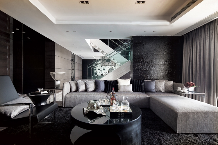 décoration-salon-moderne-peinture-noire-canapé-angle