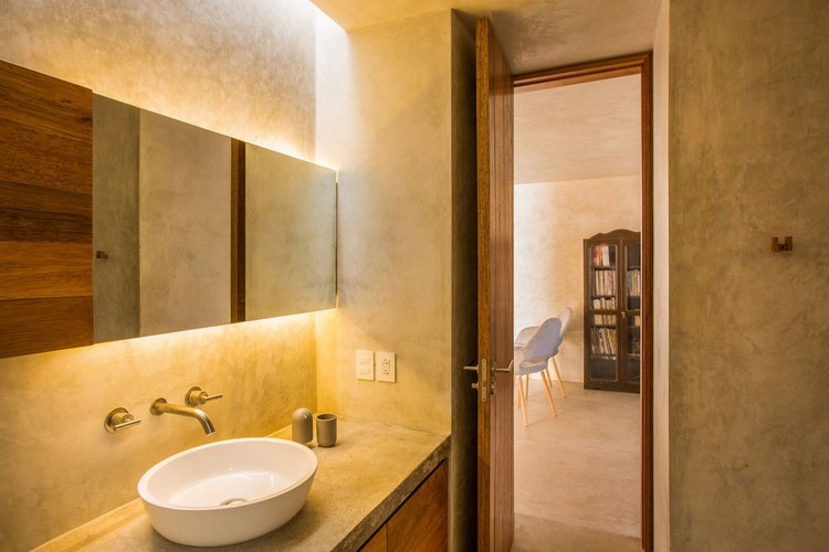enduit extérieur ciment -salle-bains-murs-enduit-beton-miroir-led-armoires-bois