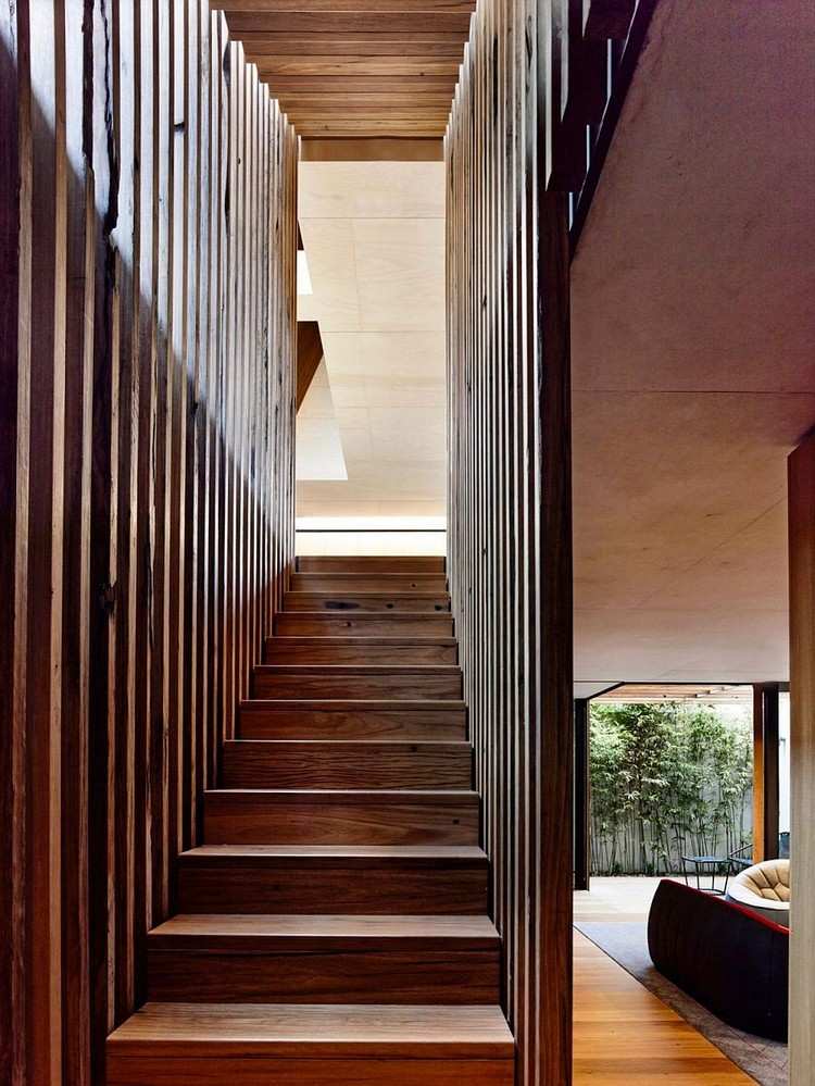 Mur en béton banché et panneaux en bois pour une ambiance élégante Inspiration Mur Escalier
