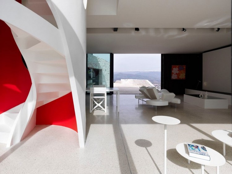 escalier en colimaçon -blanc-rouge-design-futuriste-aire-ouverte