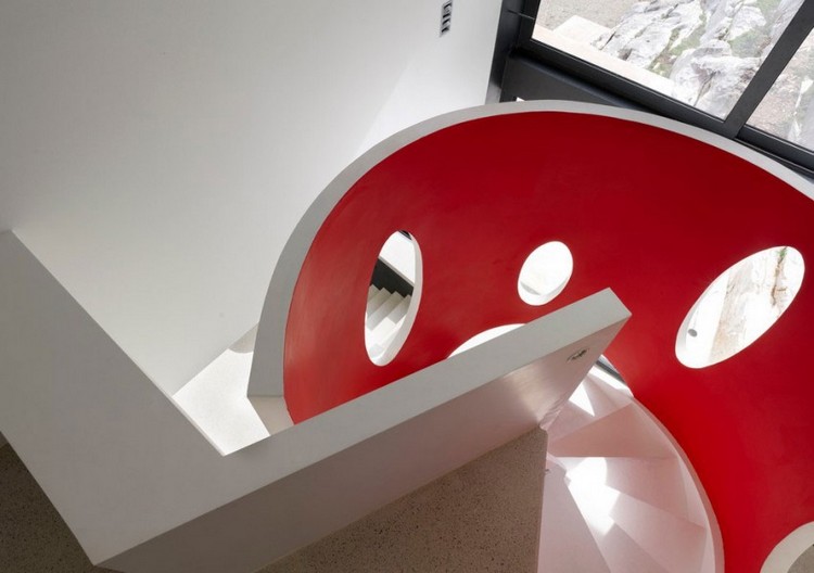 escalier en colimaçon -blanc-rouge-design-futuriste