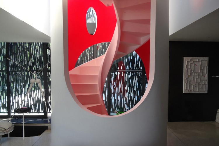 escalier en colimaçon -blanc-rouge-futuriste-interieur-volets-metalliques-perfores