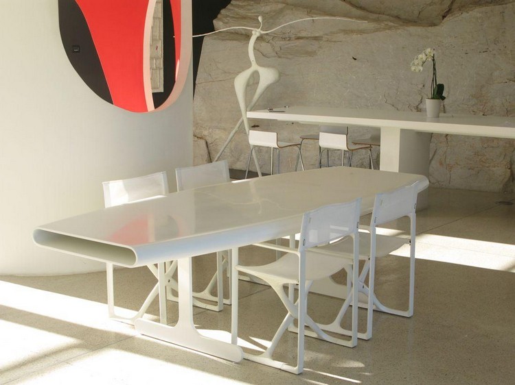 escalier en colimaçon -blanc-rouge-table-chaises-blanches-design-futuriste