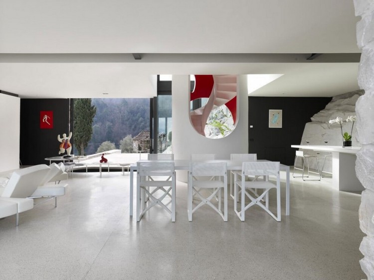 escalier en colimaçon -blanc-rouge-table-chaises-blanches-residence-aire-ouverte