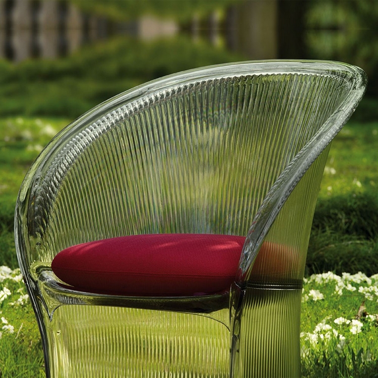 fauteuil-jardin-polycarbonate-translucide-simili-verre-coussin-rouge-Magis-Flower-chair