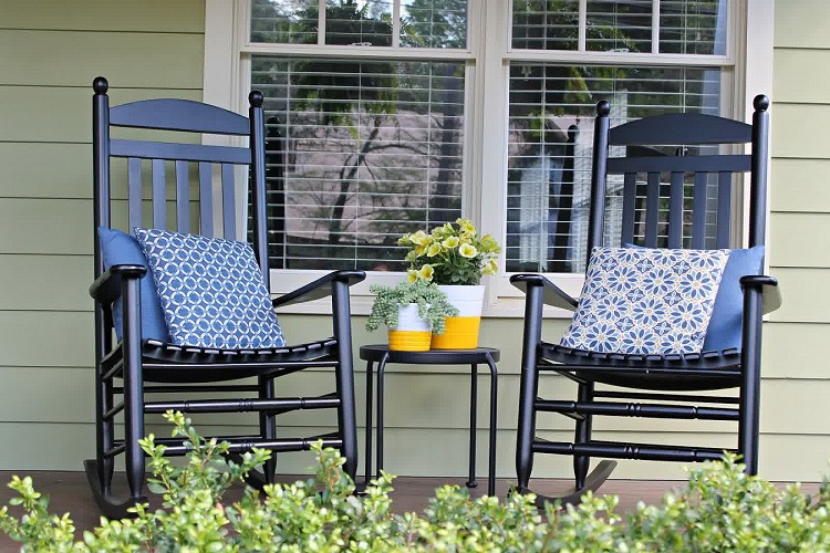 fauteuils-jardin-bascule bois peint anthracite-coussins-motifs-floraux-porche-véranda