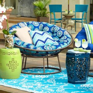 fauteuils de jardin coussins bleus tables appoint marocaines