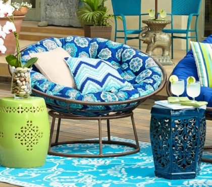 fauteuils de jardin coussins bleus tables appoint marocaines