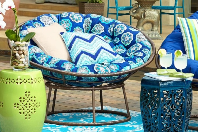 fauteuils de jardin coussins bleus tables appoint marocaines