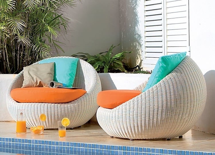 fauteuils-jardin-piscine-résine-blanche-coussins-turquoise-orange