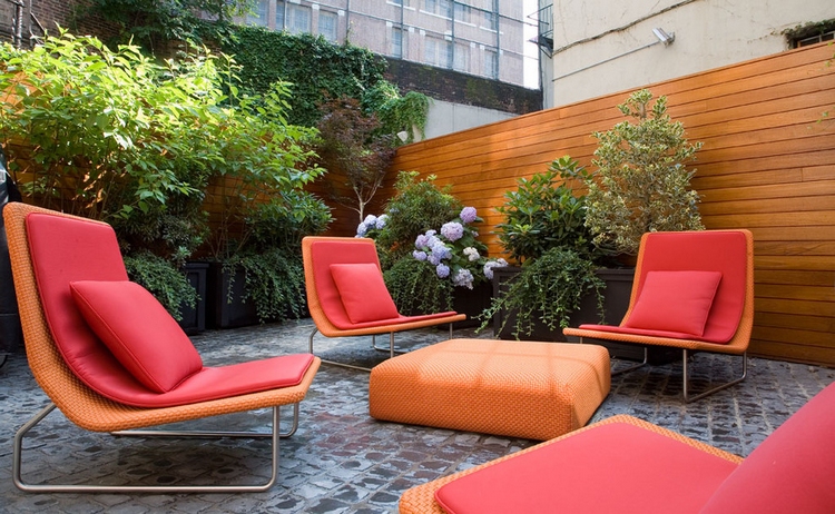 fauteuils-jardin-résine-orange-galettes-coussins-rouges-patio-terrasse