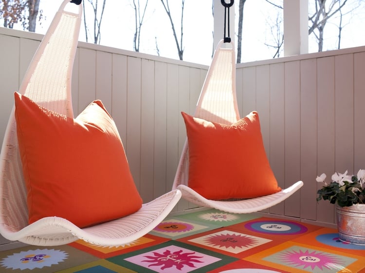 fauteuils de jardin suspendus résine blanche design Brian Patrick Flynn